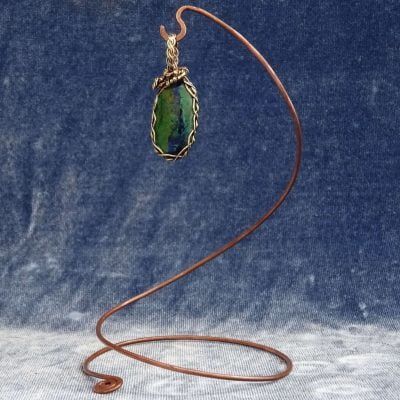 Colgante dorado con azurita natural