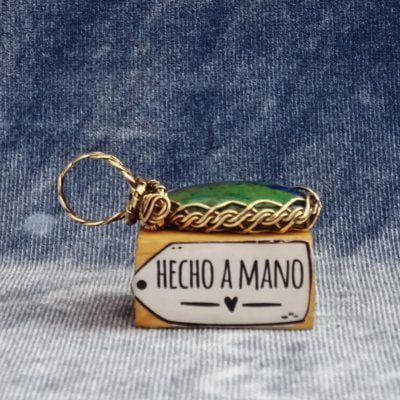 Colgante dorado con azurita natural