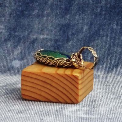 Colgante dorado con azurita natural