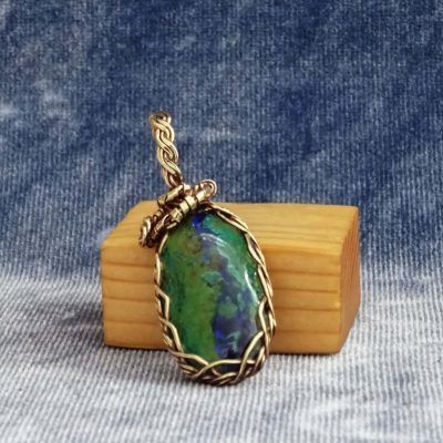 Colgante dorado con azurita natural