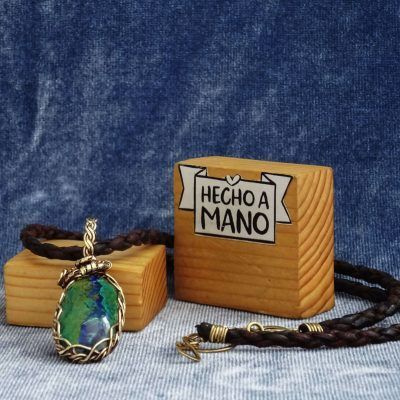 Colgante dorado con azurita natural