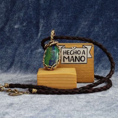 Colgante dorado con azurita natural