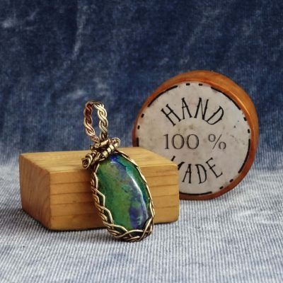 Colgante dorado con azurita natural